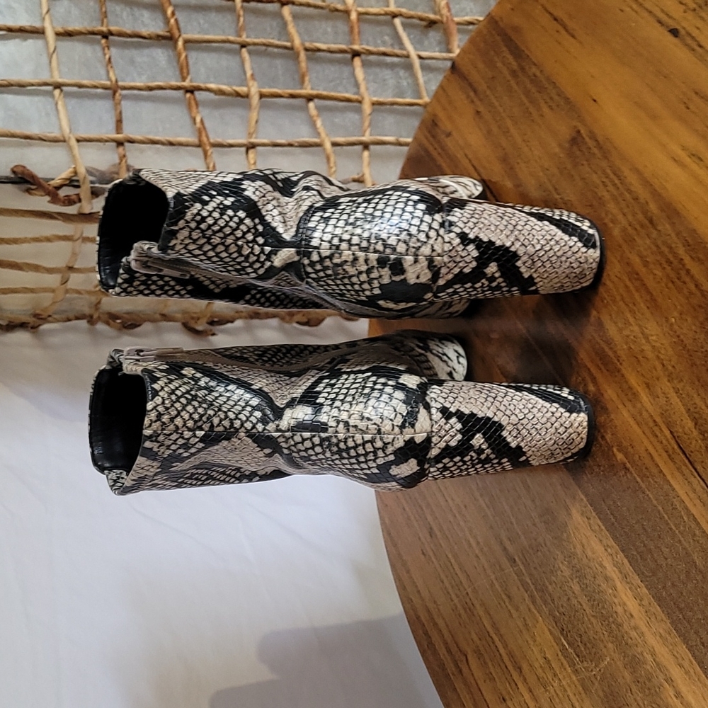 Snake skin size 6.5 boot. Zipper on the inside of boot. No nicks no scuffs. - Picture 5 of 8
